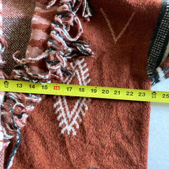 Doe & Rae women’s Aztec style cardigan - Picture 5 of 6